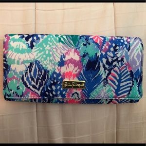 Lilly Pulitzer GWP Quill Out Travel Wallet
